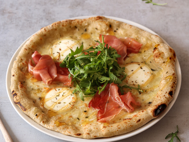 La pizza Chèvre et miel, un délice sucré salé signé Del Arte