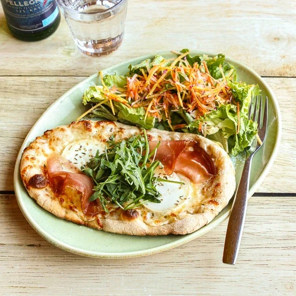 Pizzetta Chèvre, miel et speck