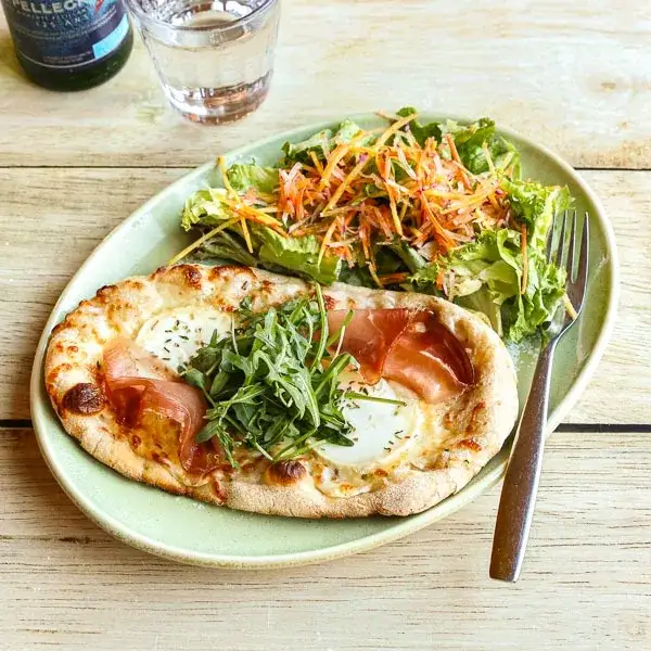 Pizzetta Chèvre, miel et speck